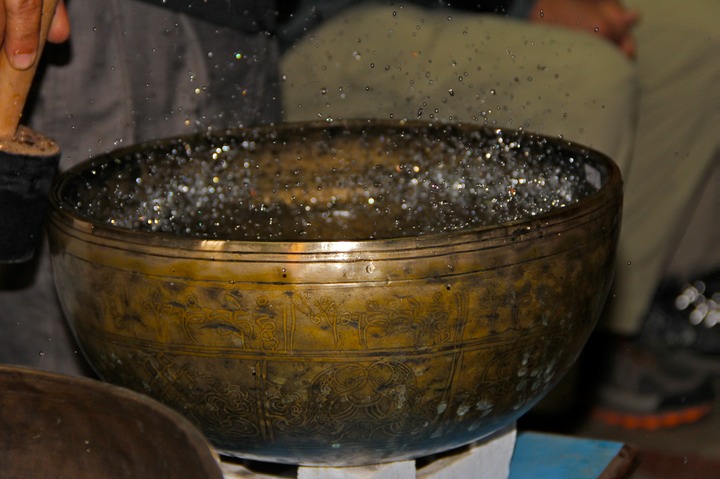 Dancing water in the singing bowl